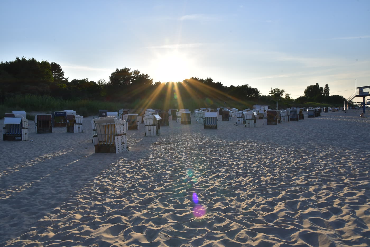 Strandkörbe am Ostseestrand im Gegenlicht der tiefstehenden Sonne Strandkörbe am Ostseestrand im Gegenlicht der tiefstehenden Sonne