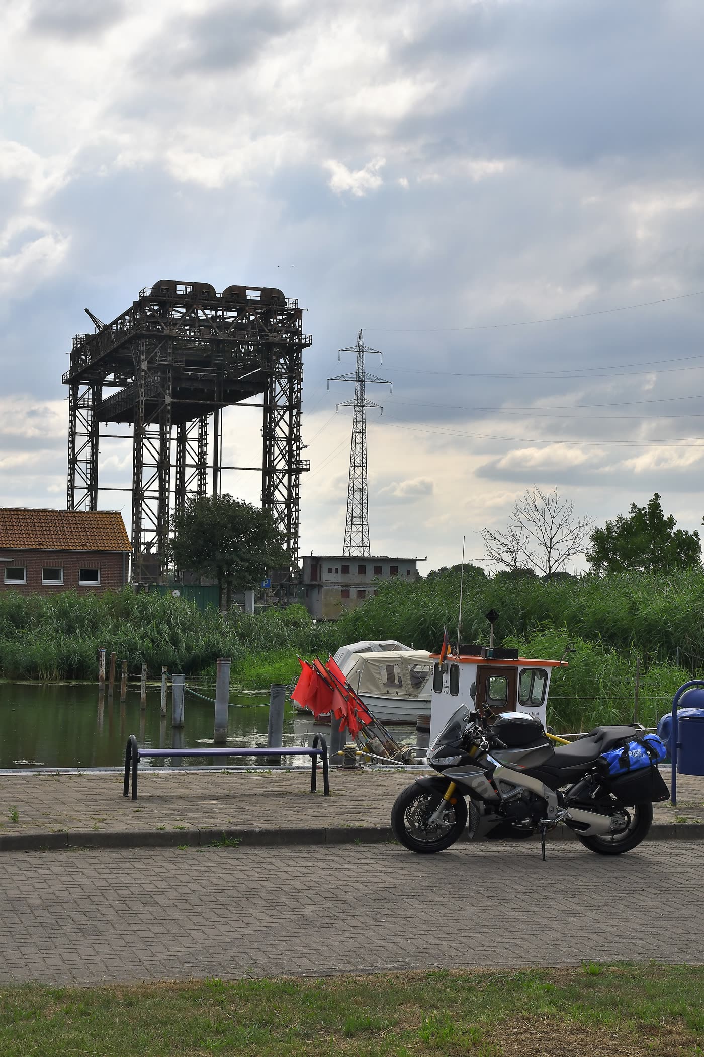 Motorräder vor dem stehen gebliebenen Hubteil der Karniner Eisenbahnbrücke Motorräder vor dem stehen gebliebenen Hubteil der Karniner Eisenbahnbrücke
